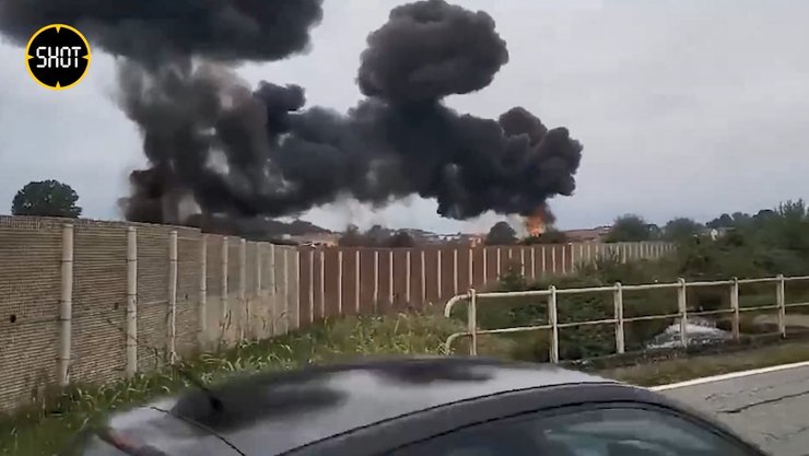 Дым после падения самолета