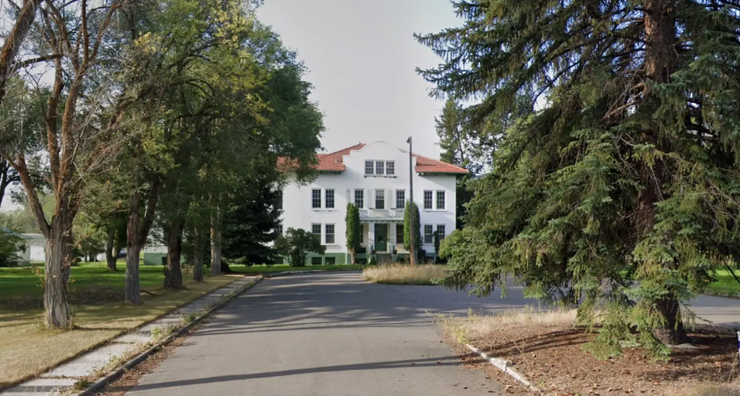 Поместье Old Post Hospital, продажа недвижимости, дешевое жилье, покупка собственного дома, исторические постройки, фото, США