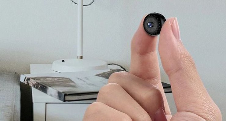 Крошечная камера видеонаблюдения, которую женщина случайно нашла во время уборки дома