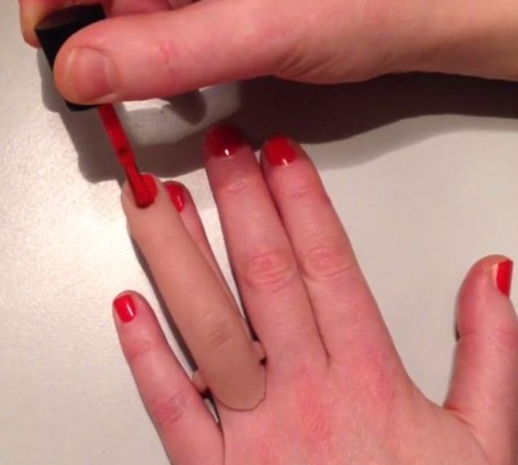 Перстни с силиконовыми пальцами, странные украшения, Надя Буттендорф, корпоратив, ИИ, розыгрыш, фото, курьезы