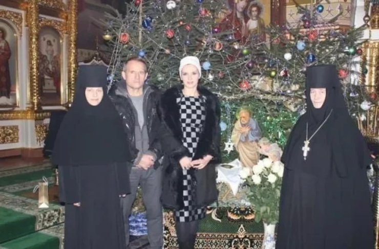 Игуменья Стефана (справа), Виктор Медведчук и Оксана Марченко (в центре)