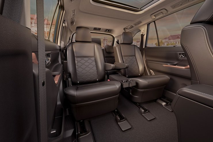 Suzuki Invicto 2023, Suzuki Invicto, новый Suzuki Invicto, минивэн Suzuki