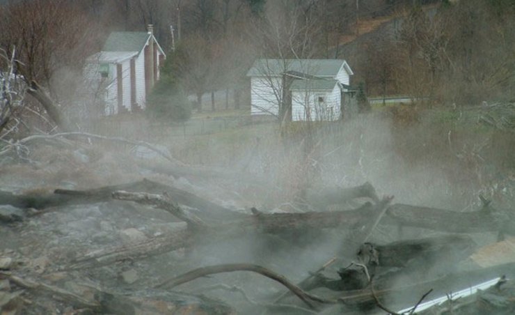 Водоспад Вічного вогню, вічний вогонь, природне явище, постійно горить вогонь, чоловік помітив "вічний вогонь", горить місто, вогняний кратер,