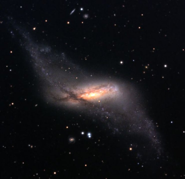 галактика NGC 660