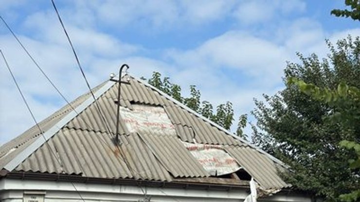 Разбитая крыша дома из-за атаки РФ в Днепре 5 сентября