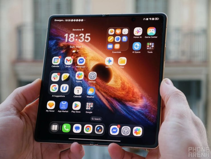 Внутренний дисплей Honor Magic V6