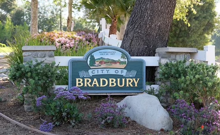 Особняк, город миллионеров, Брэдбери, город в США, пригород, элитный район, богатые люди, средняя стоимость домов, чаевые, необычные законы, особняк