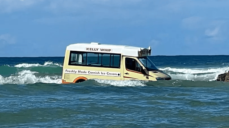 Фургон с мороженным в море, грузовик, машина в воде, автомобиль смыло в море, отлив, прилив, авто в скалах,