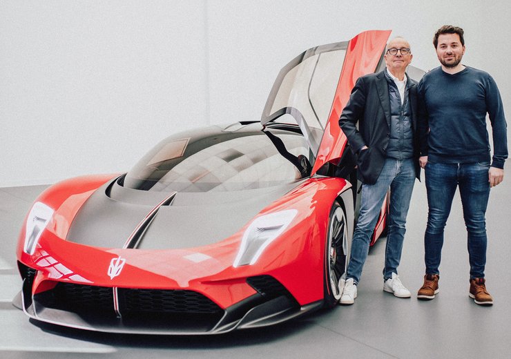 Автор дизайна Вальтер де Сильва (слева)