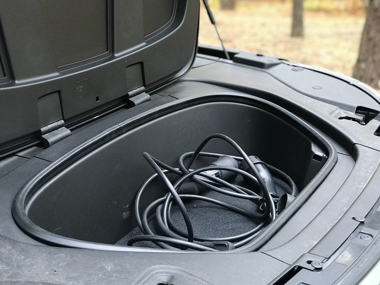 Електричний кросовер Volvo XC40 Recharge, новий Вольво ХС40 Recharg, передній багажник електричного Вольво ХС40 Річардж, зарядний кабель