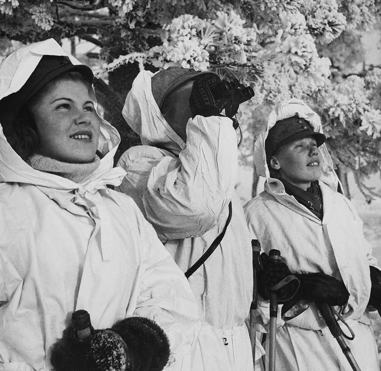 женщины добровольцы наблюдают за небом