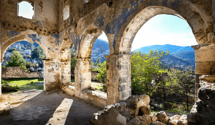 Каякой, город в Турции, заброшенный город, пристанище для туристов, теневой туризм, разрушенные здания, туристы, руины