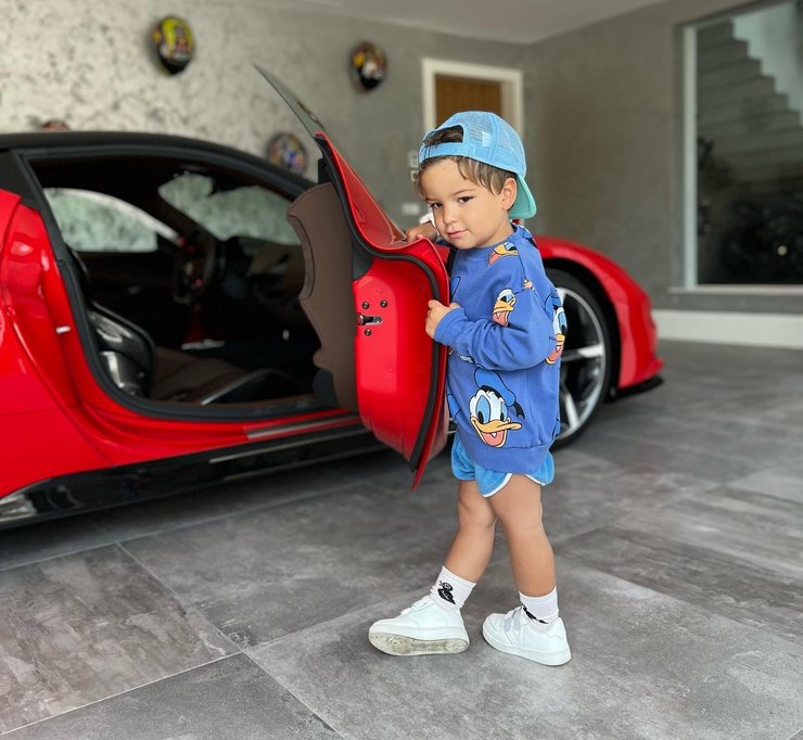 самый молодой автогонщик, Зайн Софуоглу, Ferrari SF90 Stradale, ребенок за рулем