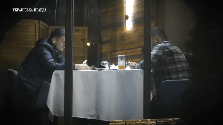 Дмитрий Половко и Алексей Владимиров играют в карты, фото