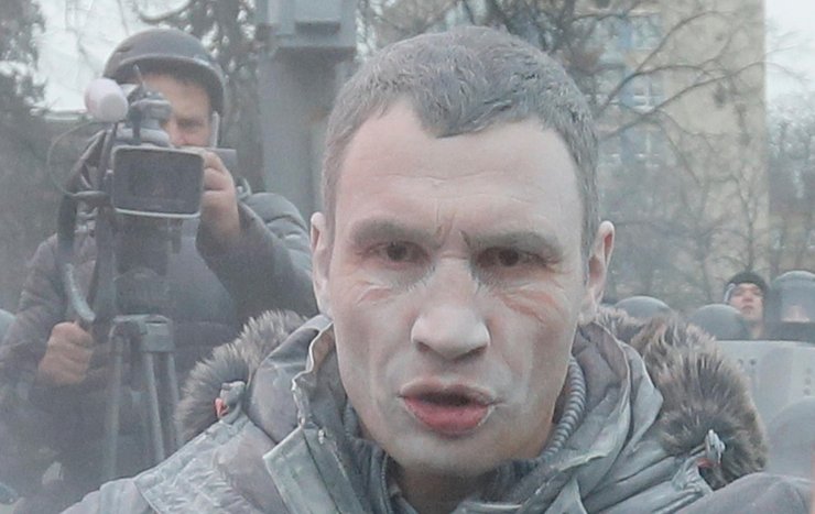 кличко огнетушитель, кличко нападение на майдане, кличко майдан