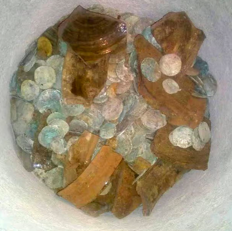 Золотые и серебряные монеты, клад под полом в кухне, ремонт, супруги Бетти и Роберт Фукс из Дорсета