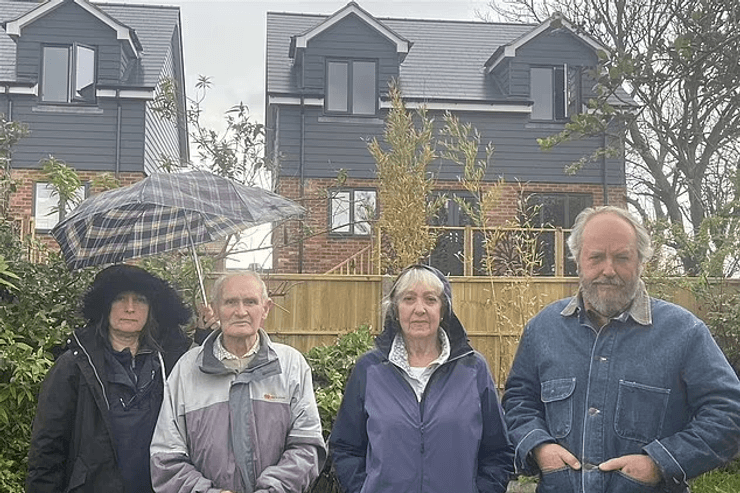 Соседи не довольны новыми домами, новостройки, высокие дома, закрывают сад, нужно снести дом, снос дома, разрешение на строительство, горсовет