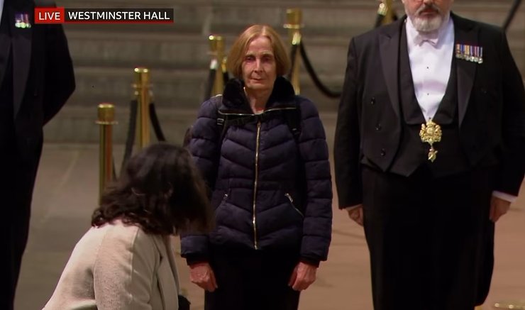 прощание с королевой, королевские похороны, похороны королевы, королева елизавета 2, последний скорбящий