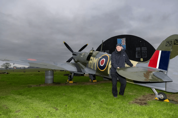 Чоловік розмістив літак у своєму саду, військовий літак, літак часів Другої світової війни, літак у саду, шокував сусідів