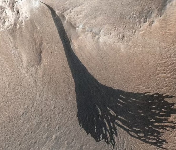 Нанеся на карту полосы на склонах Марса, ученые обнаружили, что они, как правило, появляются в местах с утренним инеем