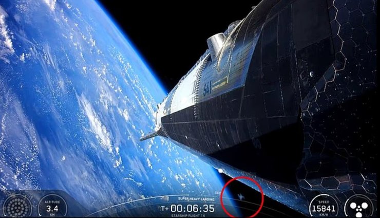 Во время полета Starship на орбиту случилось странное: за кораблем летел неизвестный объект