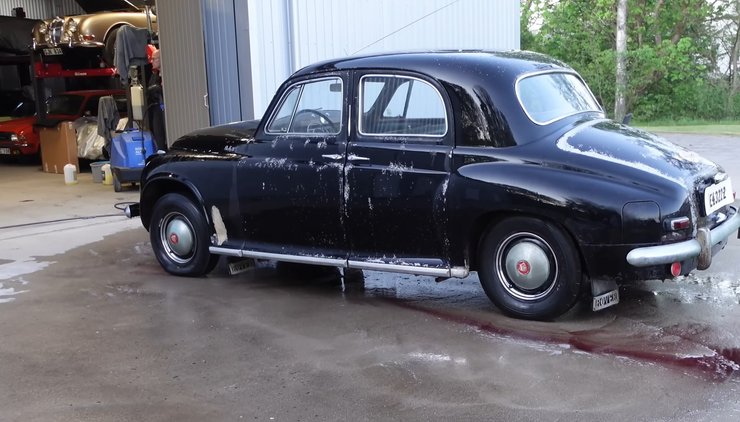 Старый седан Rover 90