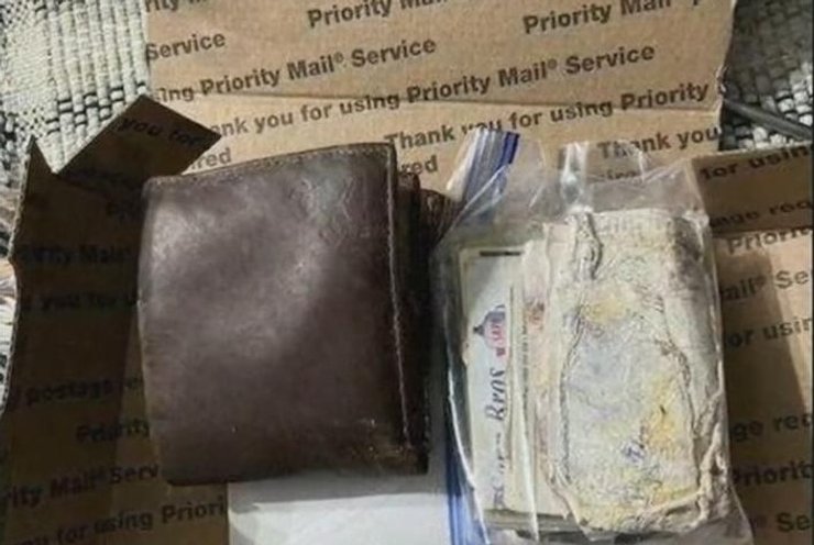 Бумажник поднятый со дна озера, бумажник с деньгами, визитка, был на дне озера, деньги, поймал кошелек, выловил кошелек,