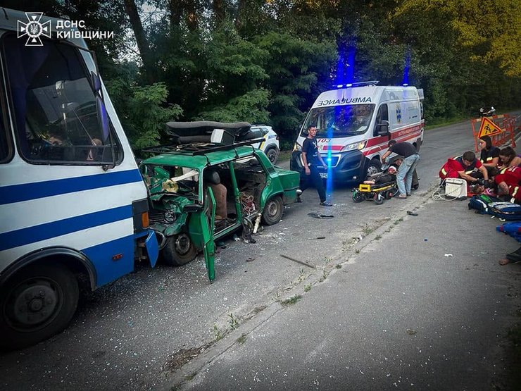 У Броварах автомобіль ВАЗ із 12 людьми потрапив у ДТП