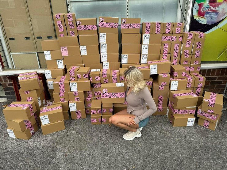 Пейдж показывает свою очередную рассылку заказов клиентам