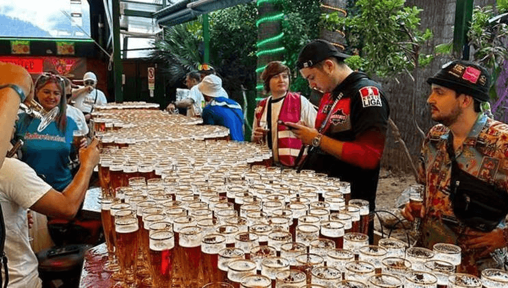 Туристы выпили 1254 бутылки пива, немецкие туристы, отдых в Испании, мировой рекорд, выпили много пива, пьяный туризм