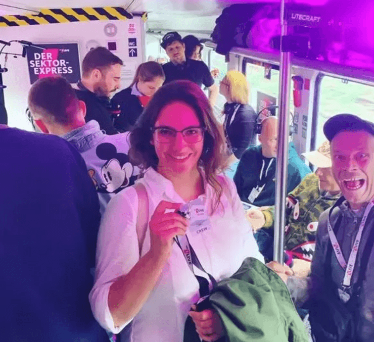 Женщина жила в поездах, всегда в отпуске, жила в поезде, дешевле чем снимать квартиру, аренда жилья, поезд, вокзал, Леони