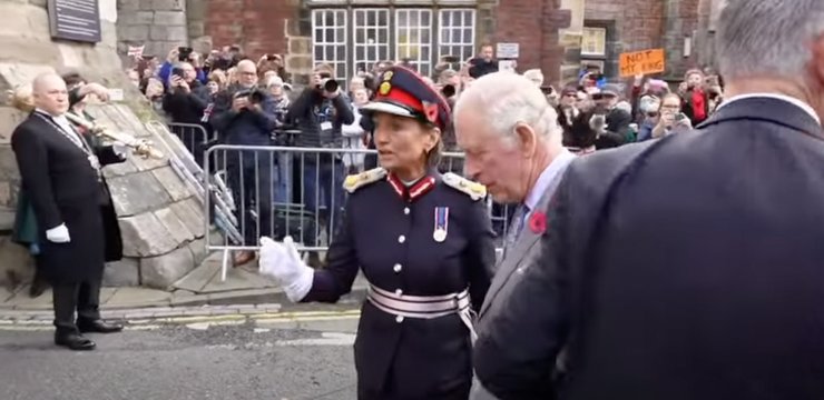 Карл III яйца, великобритания, нападение, полиция, протестующий, йорк