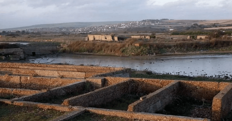 Вид на руины и береговую зону бывшего поселения Тайд-Миллс, Сассекс