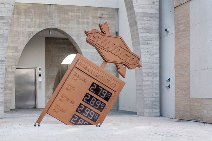 Скульптура Dollar a Gallon Вирджила Абло фото