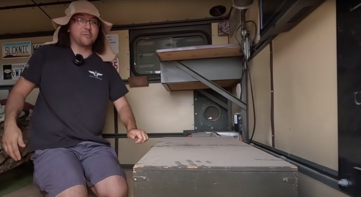 8 лет жил в машинах, жил в фургоне, копил на дом, купил земельный участок, большое долги, не было туалета, ночевал в машине