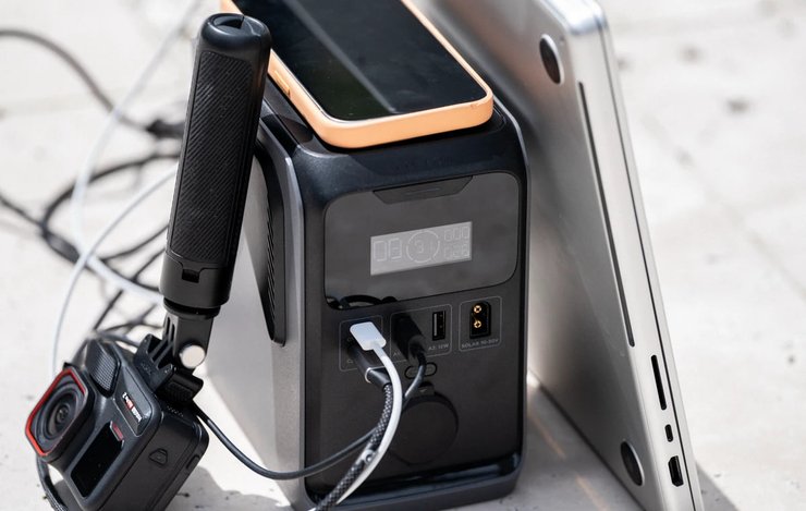Зарядка гаджетів від EcoFlow Trail 300 DC