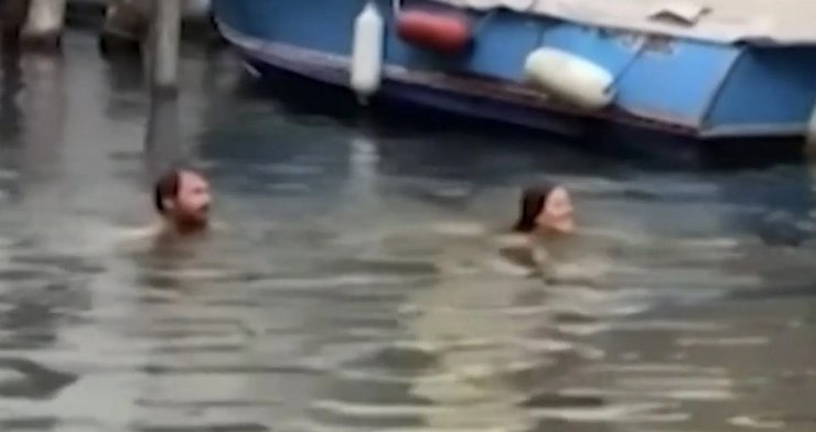 туристи венеція канал