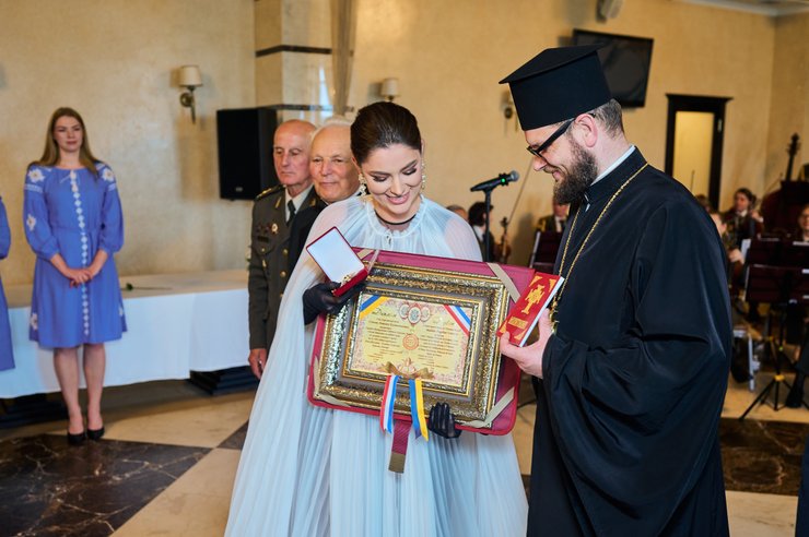 Ангелину Усанову наградили орденами Королевы Анны и Святой Софии фото 2024