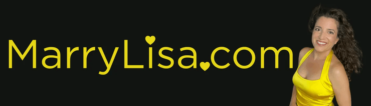 Лиза Каталано в жълта рокля до надписа „MarryLisa.com“ на черен фон