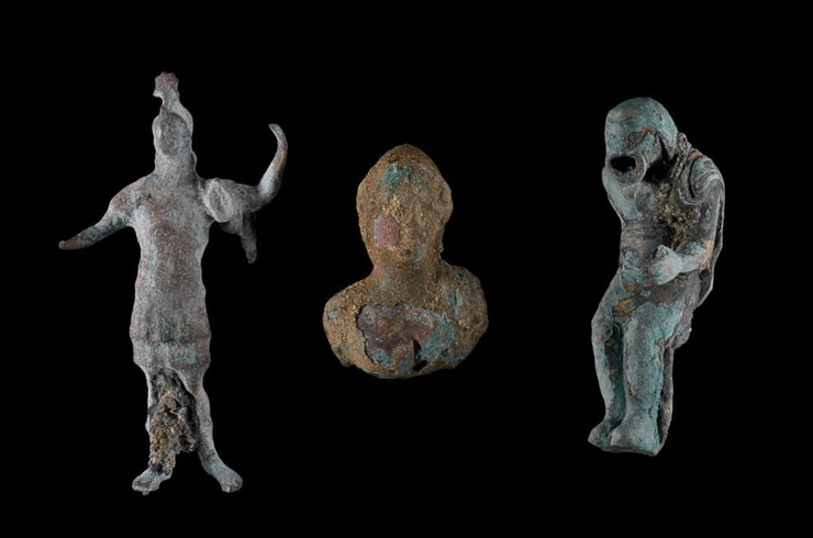 фигурки, черный фон, фото