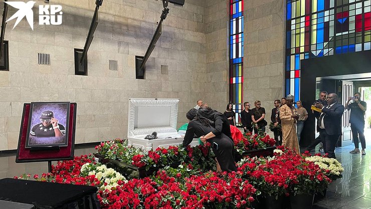 пьер нарцисс, прощание, скандал на похоронах, прощание с пьером нарциссом, похороны шоколадного зайца, похороны пьер нарцисс