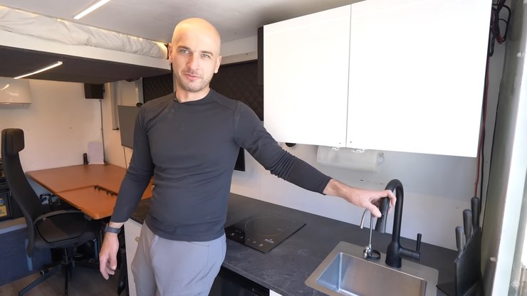 Дом на колесах на базе грузовика