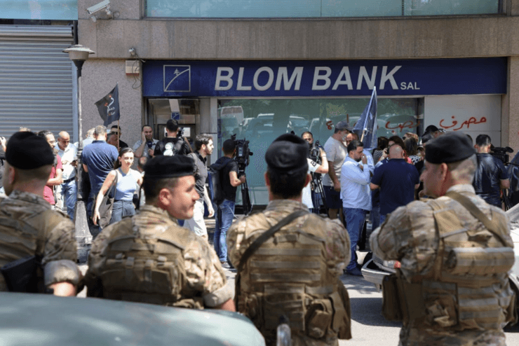 Военнослужащие ливанской армии стоят на страже у банка в Бейруте