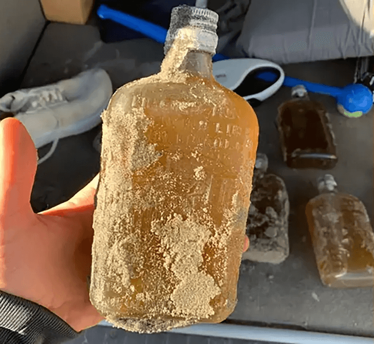 Пляшка з віскі, старий віскі, скарб контрабандистів, контрабанда, Lincoln Inn, дорогий віскі, рідкісний віскі, пляшка на пляжі,