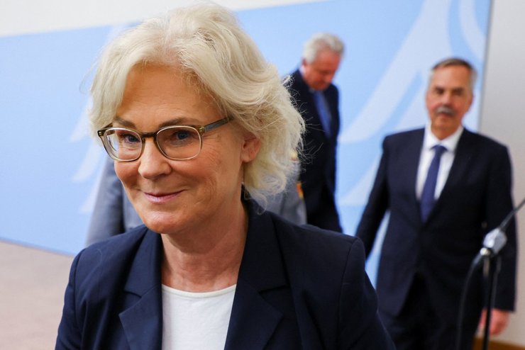 Кристине Ламбрехт уходит в отставку, уход Кристине Ламбрехт, Министр обороны Германии, Кристине Ламбрехт