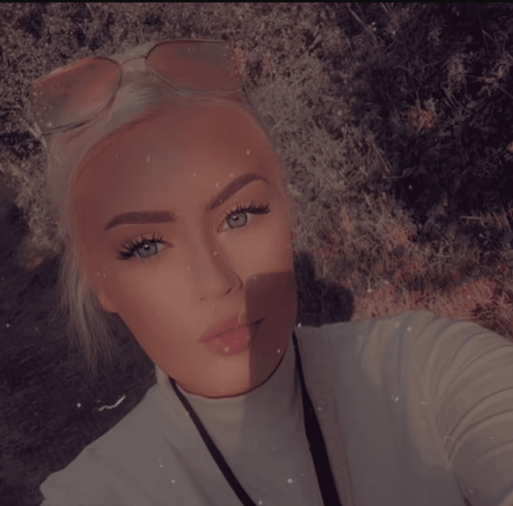 барменша Кортни Сиборн