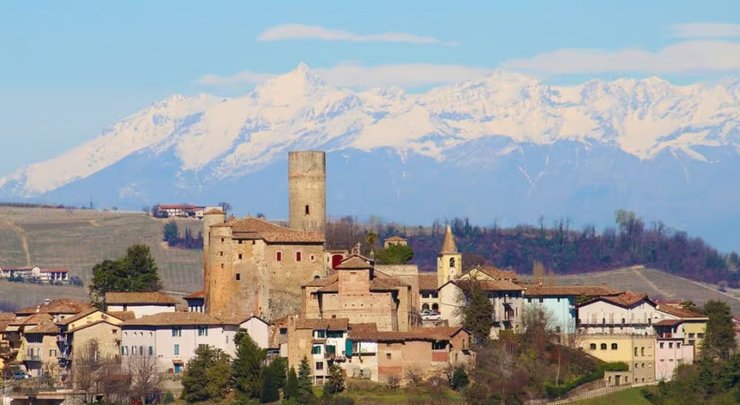 Вид на історичне місто Б'єлла в П'ємонті із засніженими Альпами на горизонті