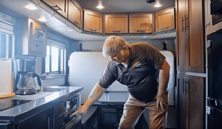 Грузовик, дом на колесах, дальнобойщик, дом в грузовике, жизнь в дороге, уютный дом в машине, мобильный дом, спальное место, переделал грузовик