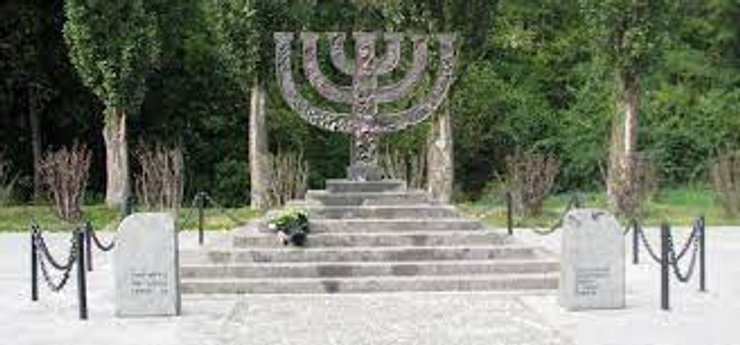 Памятник "Менора" (букв. "светильник") — посвященный убийству мирных еврейских граждан в Бабьем Яру в годы Второй Мировой Войны. Установлен 29 сентября 1991 года, в 50-летнюю годовщину первого массового расстрела евреев.