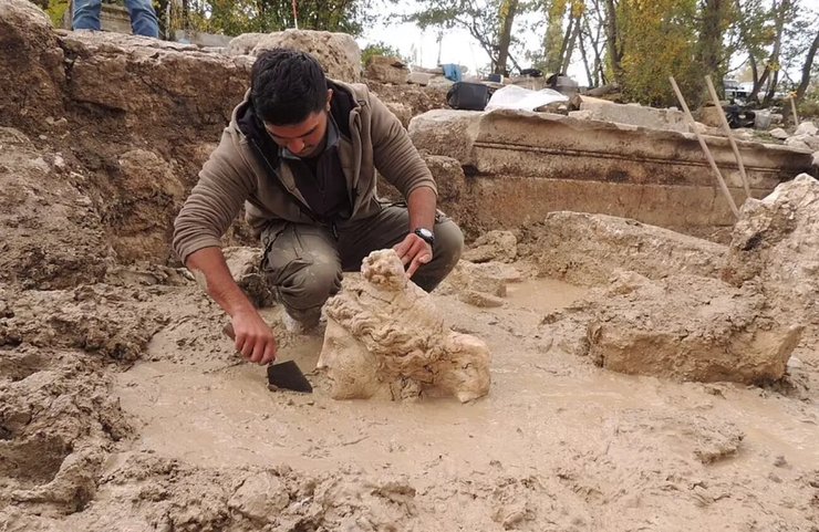 розкопки, археолог, голова статуї Афродіти, фото